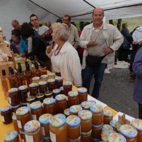 stands à la journée portes ouvertes organisée par les ruchers du Tigou