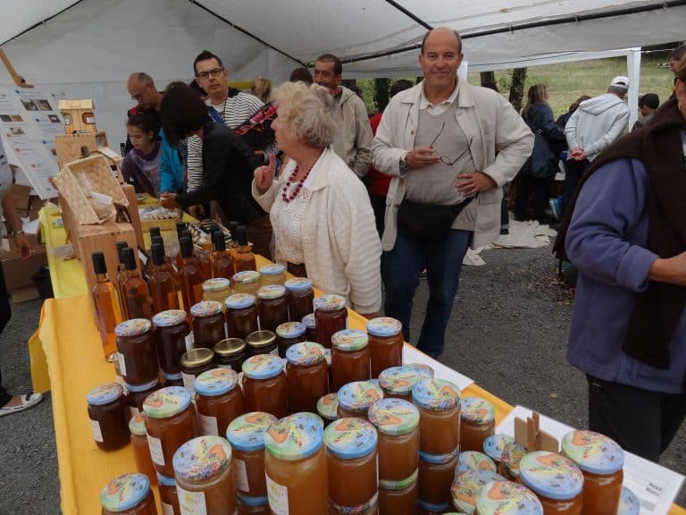 stands à la journée portes ouvertes organisée par les ruchers du Tigou
