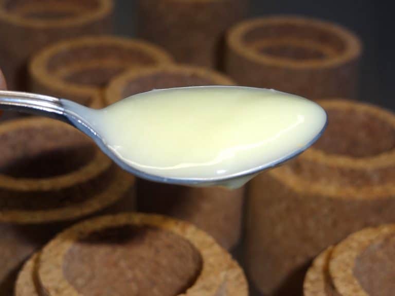 cuillère remplie de gelée royale