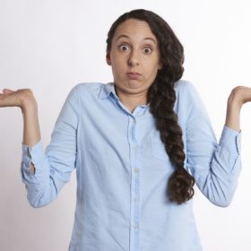 Personne qui exprime sa difficulté à choisir, en l'occurence de la gelée royale.