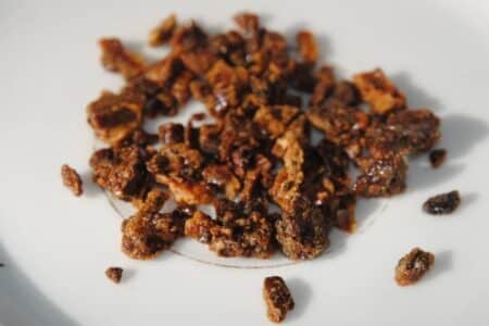 Photo de la propolis brute (pâte séchée brune).