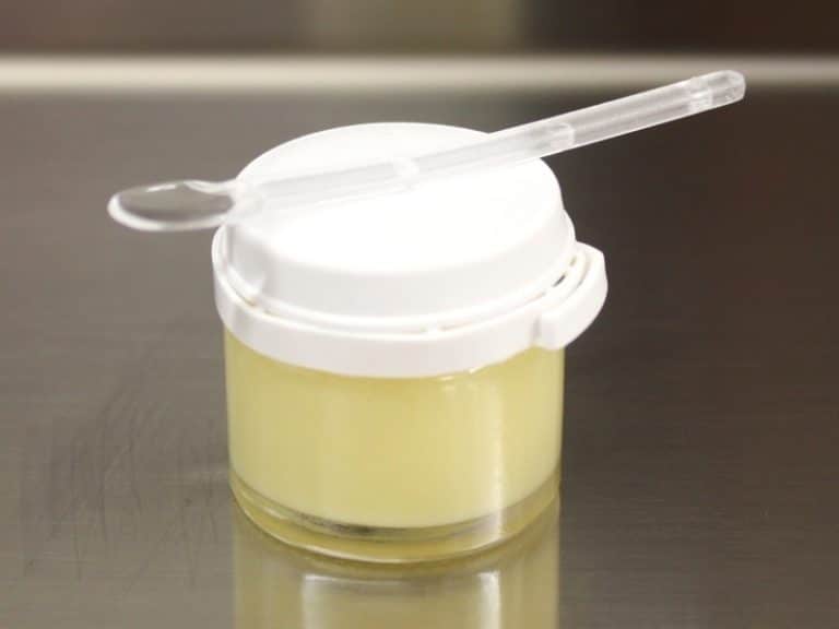 Pot de 10 g de gelée royale, idéal pour commencer une cure.