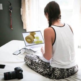 Une jeune femme qui achète en ligne de la gelée royale