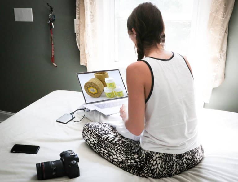 Une jeune femme qui achète en ligne de la gelée royale