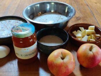 Ingrédients nécessaires à la fabrication des muffins : pommes, miel de châtaignier, cassonade, beurre, oeuf, flocon d'avoine, farine et lait.