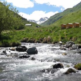 Ruches installées en montagne, près d'un torrent, dans un environnement préservé.